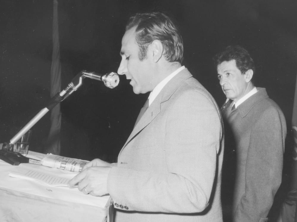 Berlinguer a un comizio a L’Aquila insieme a Jovannitti.