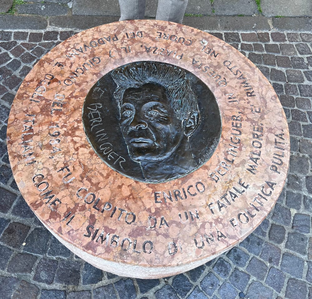Cippo commemorativo dedicato a Enrico Berlinguer a Padova.