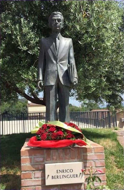 Statua in bronzo di Enrico Berlinguer a Fiano Romano.